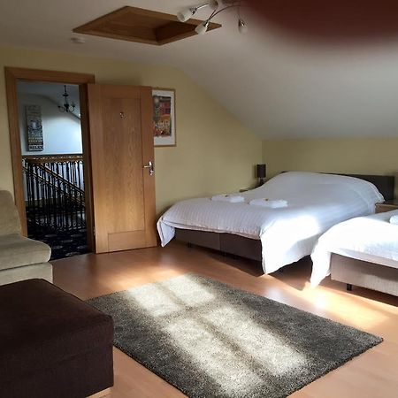 Red Gate House B&B Малин Экстерьер фото